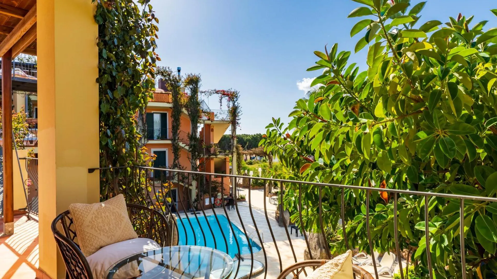 Domus De Janas Sul Mare Hotell Bari Sardo Italien